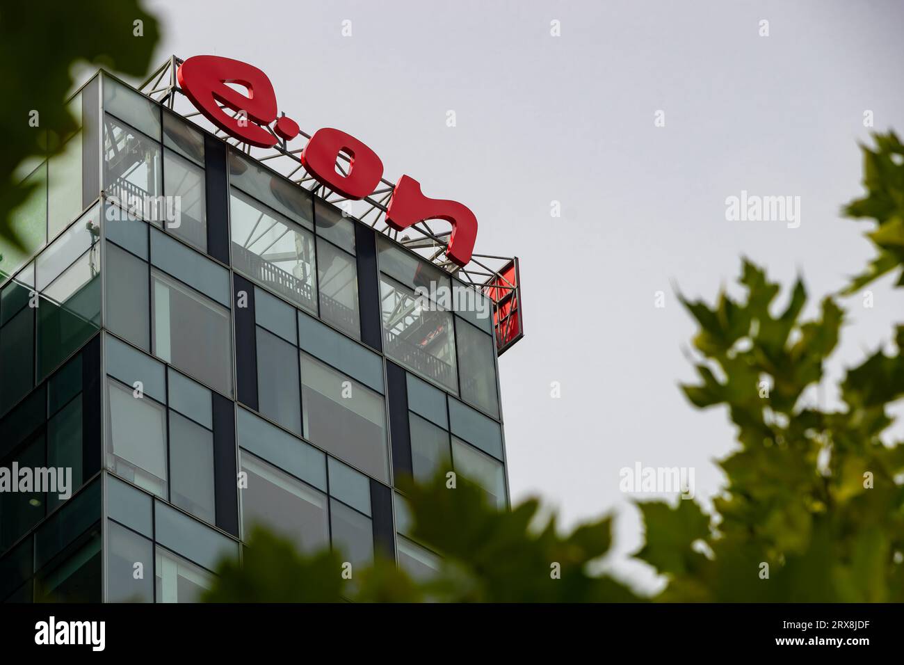 Bucarest, Roumanie - 19 septembre 2023 : un logo de E.ON, société européenne de services publics d'électricité, est affiché sur le dessus d'un bâtiment, à Bucarest, Roman Banque D'Images