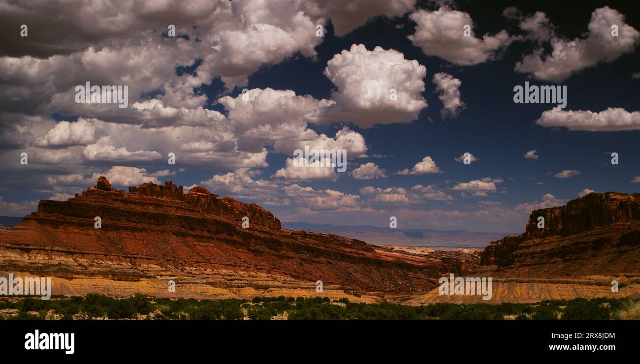 Des cumulus de rêve flottent au-dessus du Black Dragon Canyon à San Rafael Swell, Utah, par une journée d'été idyllique. Banque D'Images