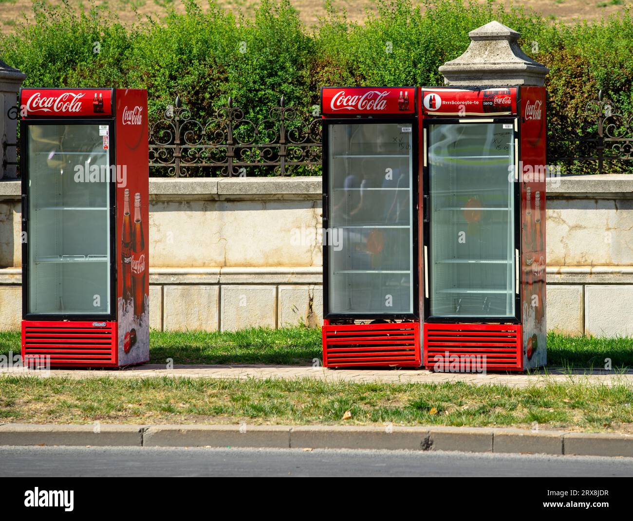 Bucarest, Roumanie - 21 septembre 2023 : vitrines de réfrigérateur Coca Cola sur le trottoir d'un boulevard de Bucarest prêt à être chargé quelques jours avant Banque D'Images