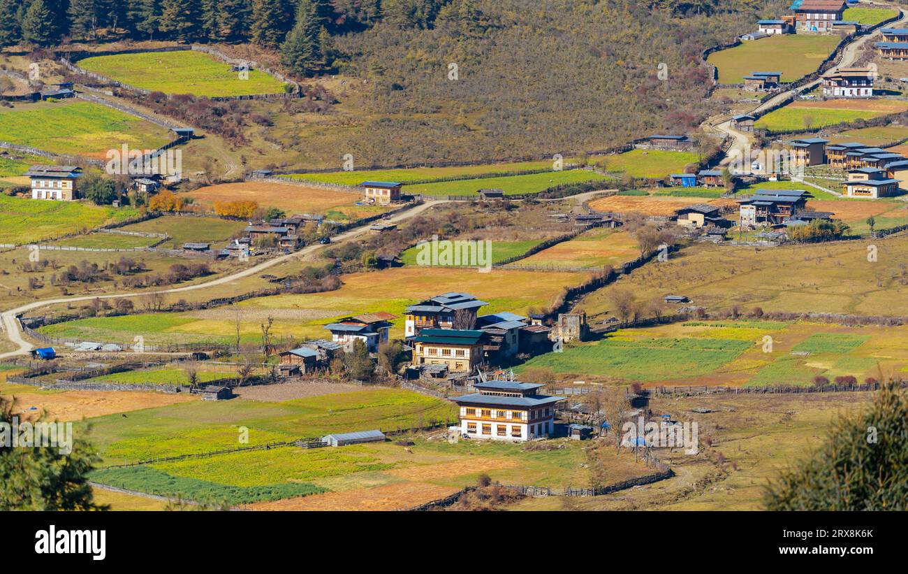 Beau village Phobjikha dispersé Banque D'Images