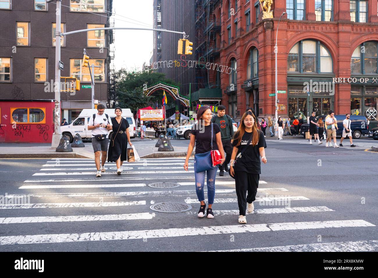 New York City, New York - 21 septembre 2023 : scène de rue à la fête historique de San Gennaro sur Mulberry Street, Little Italy, Manhattan. Banque D'Images