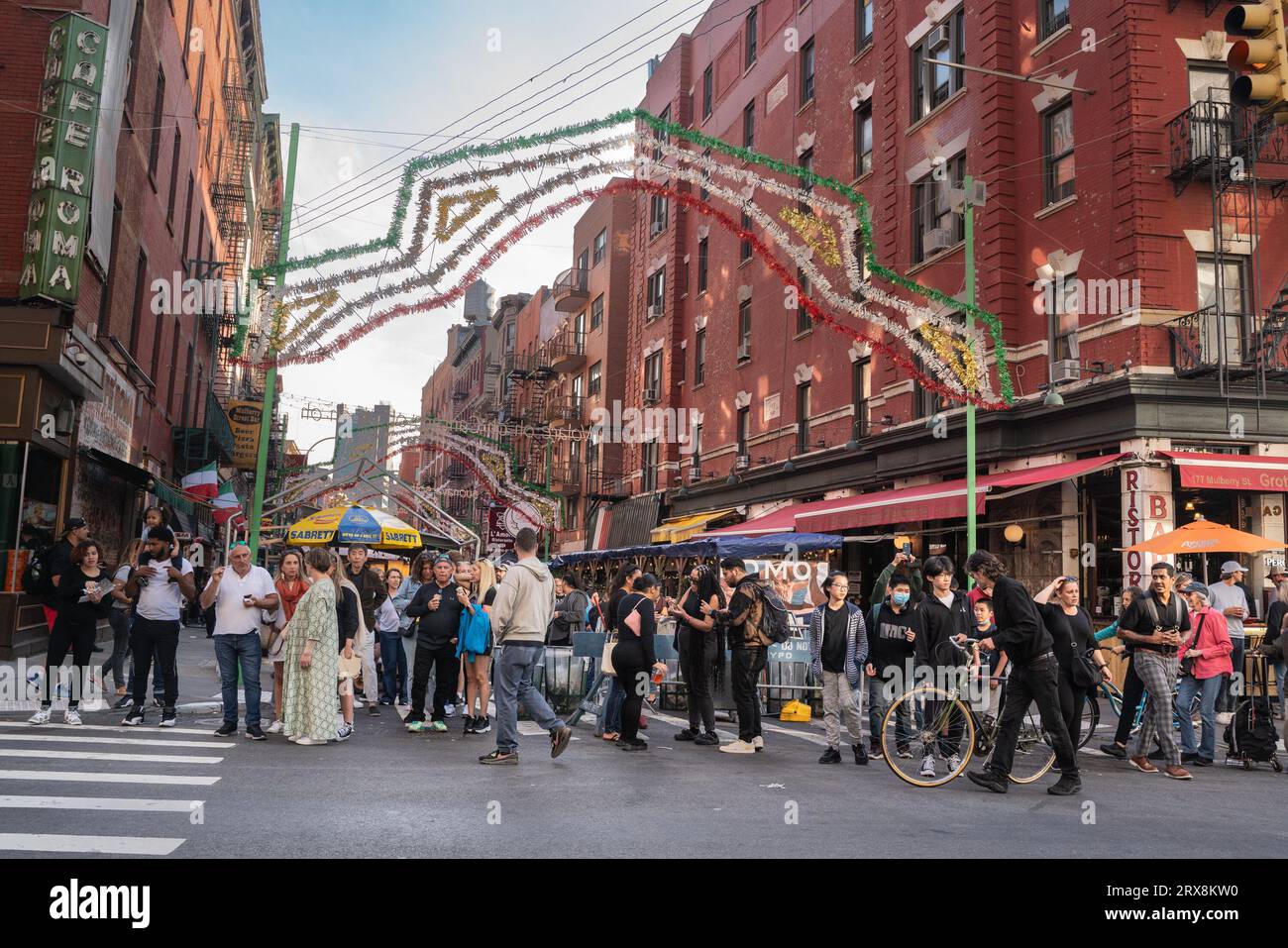 New York City, New York - 21 septembre 2023 : scène de rue à la fête historique de San Gennaro sur Mulberry Street, Little Italy, Manhattan. Banque D'Images