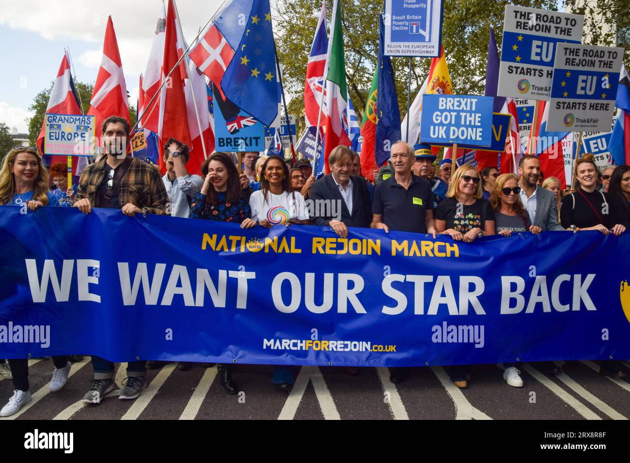 Londres, Royaume-Uni. 23 septembre 2023. Guy Verhofstadt (centre droit), ancien Premier ministre belge et coordinateur du Brexit au Parlement européen, et Gina Miller (centre gauche), militante anti-Brexit, défilent avec les manifestants derrière une bannière qui déclare "nous voulons récupérer notre étoile" pendant la manifestation. Des milliers de manifestants anti-Brexit ont pris part à la marche nationale de réintégration dans le centre de Londres pour exiger que le Royaume-Uni rejoigne l’UE. (Photo de Vuk Valcic/SOPA Images/Sipa USA) crédit : SIPA USA/Alamy Live News Banque D'Images