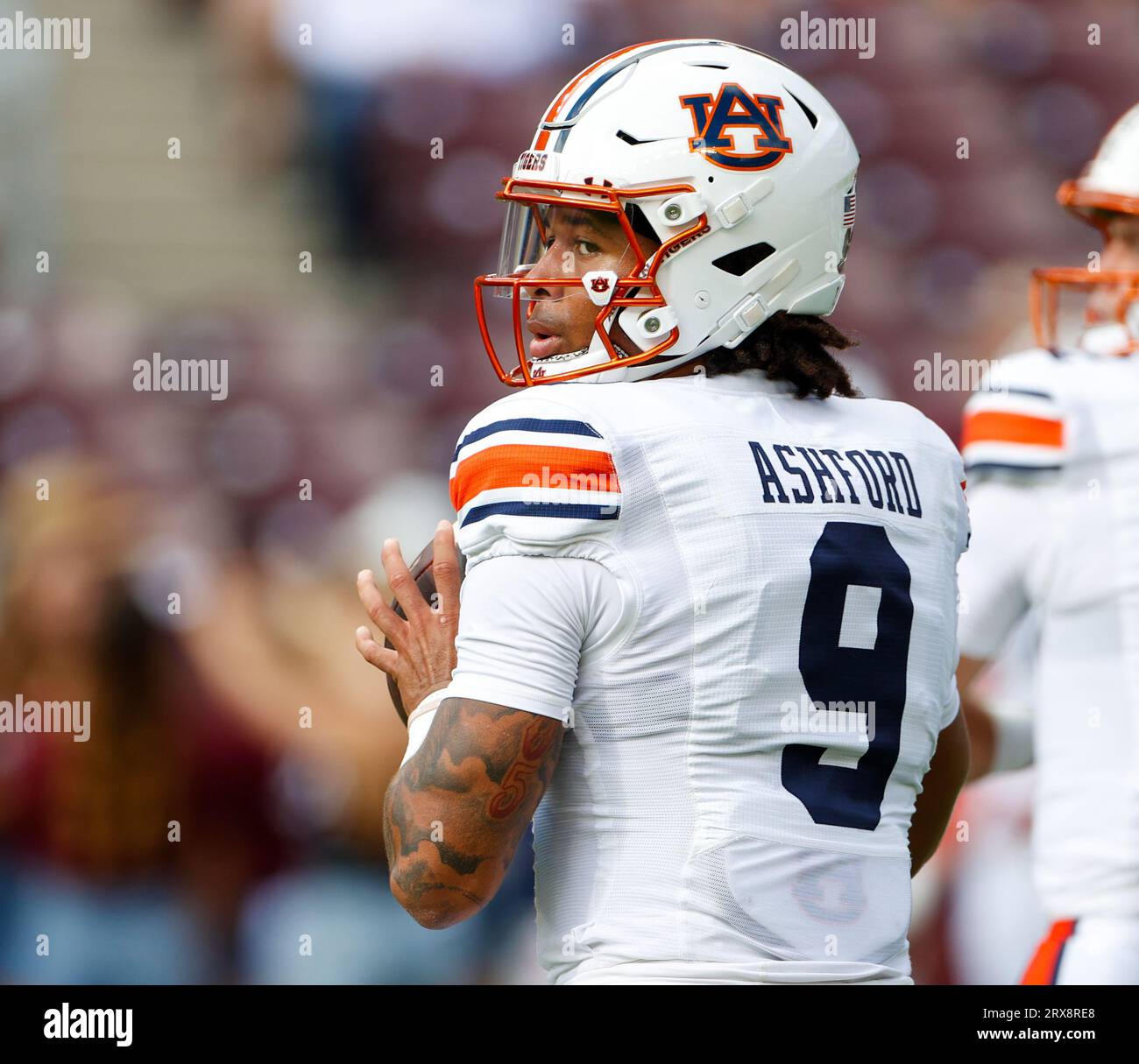 23 septembre 2023 : le quarterback d'Auburn Robby Ashford (9 ans) passe le ballon pendant les échauffements avant un match de football universitaire de la NCAA entre Texas A&M et Auburn le 23 septembre 2023 à College Station. Texas A&M Won, 27-10. (Image de crédit : © Scott Coleman/ZUMA Press Wire) USAGE ÉDITORIAL SEULEMENT! Non destiné à UN USAGE commercial ! Banque D'Images
