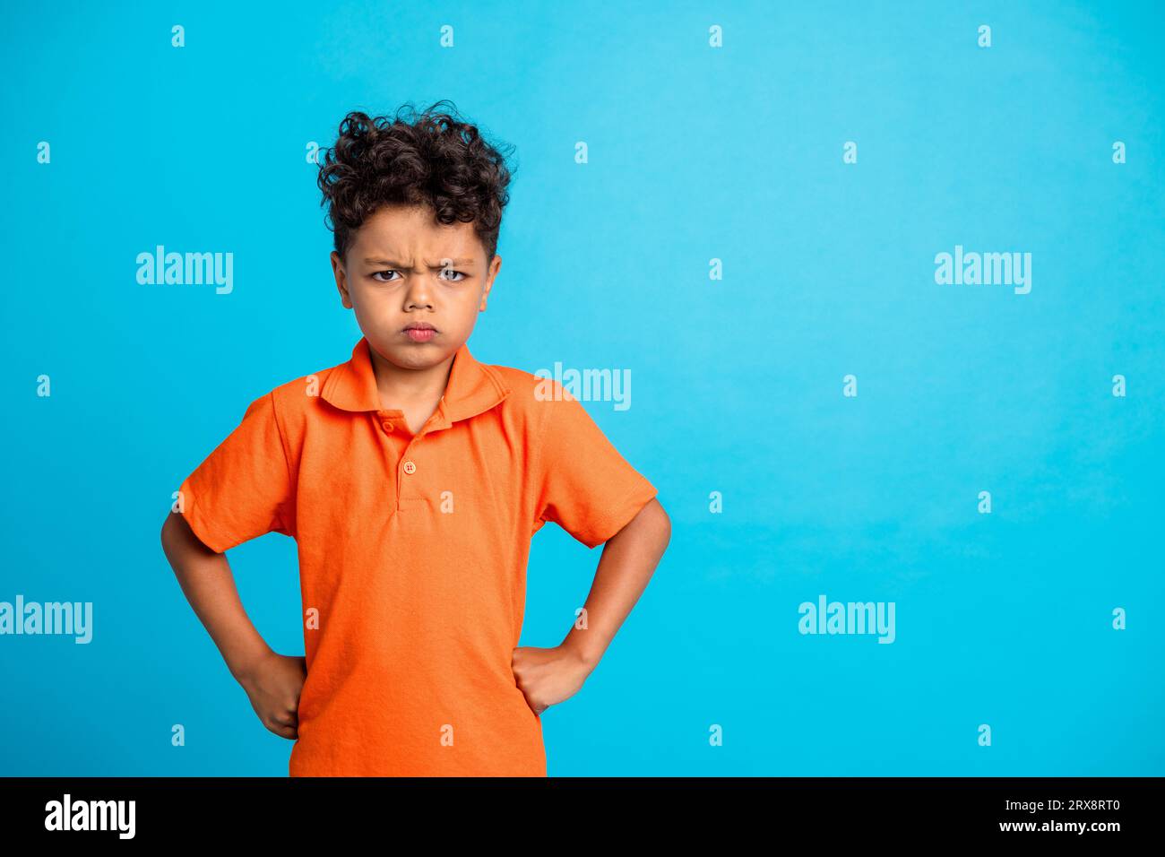 Photo d'enfant irrité mécontent se sentant offensé après l'argument des amis isolé fond de couleur bleue Banque D'Images