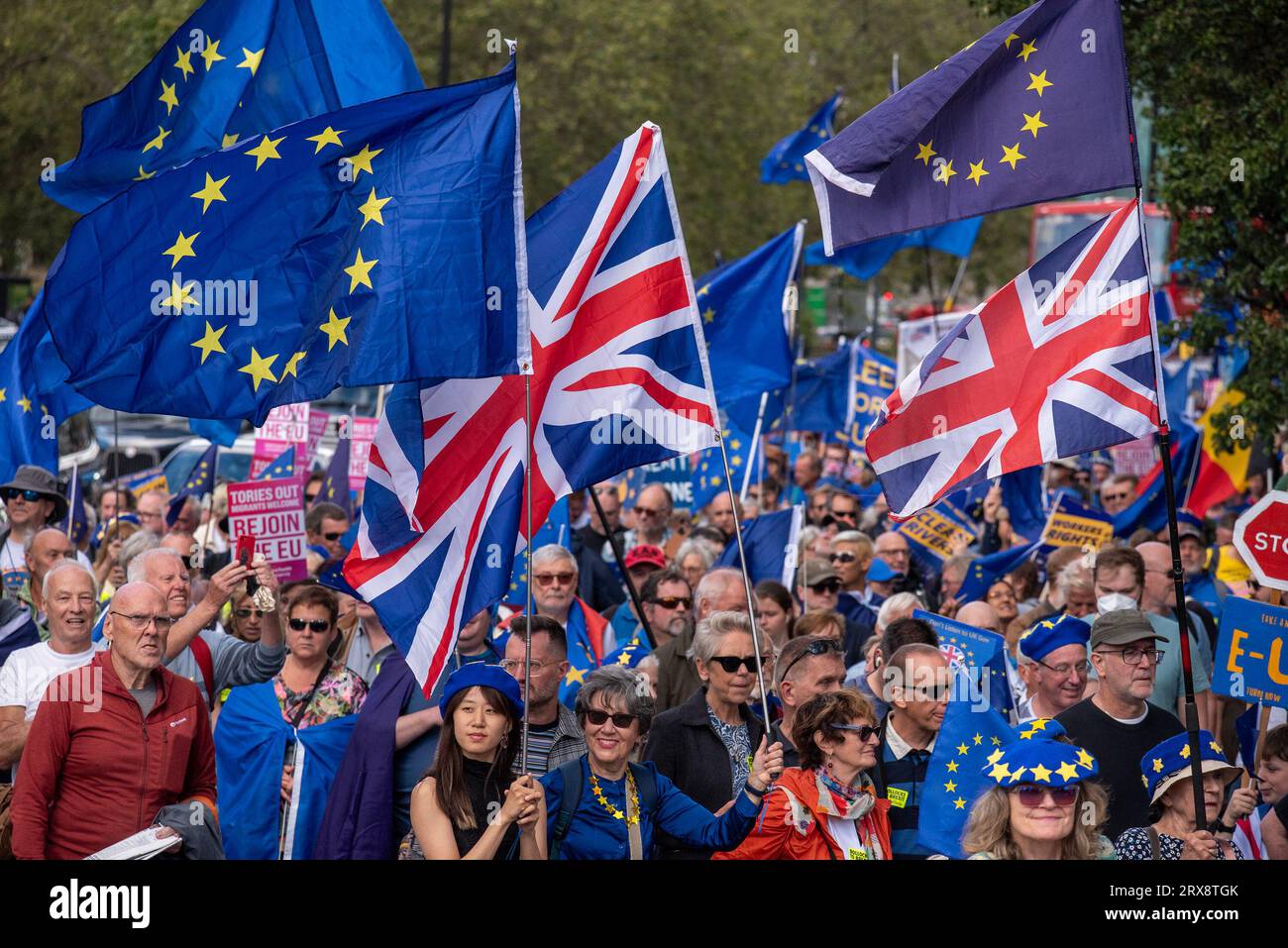 Londres, Royaume-Uni. 23 septembre 2023. Les manifestants brandissent des drapeaux et des pancartes exprimant leur opinion pendant la marche. Des milliers de partisans pro-UE se sont rassemblés dans le centre de Londres pour la première « Marche nationale pour rejoindre l'UE » afin de demander à rejoindre l'UE, puis ils ont marché ensemble sur la place du Parlement. Crédit : SOPA Images Limited/Alamy Live News Banque D'Images