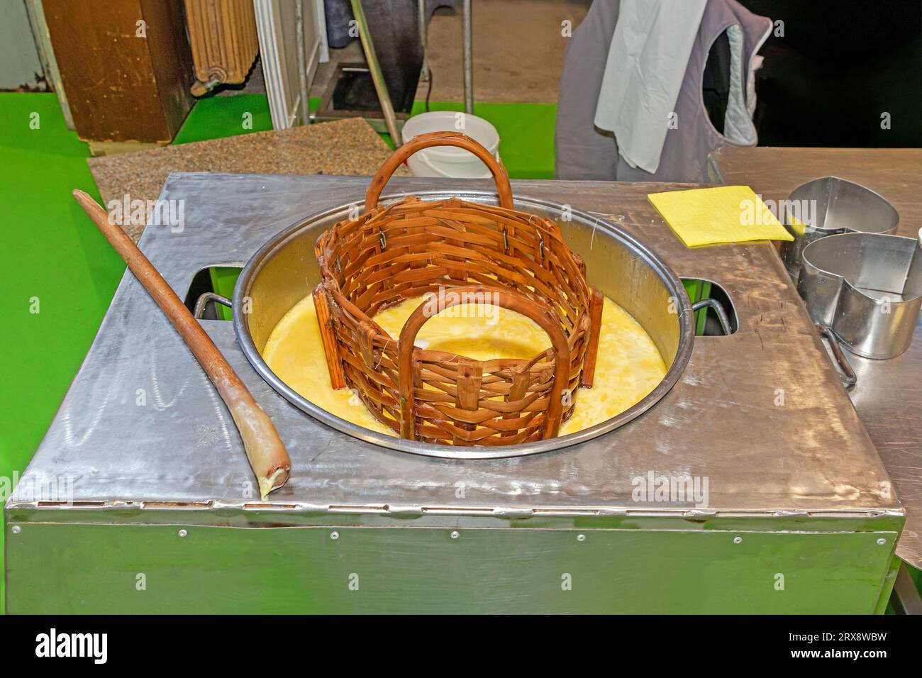 Fabrication de fromage à partir du processus de concentré de lait dans l'industrie laitière dans la campagne Banque D'Images