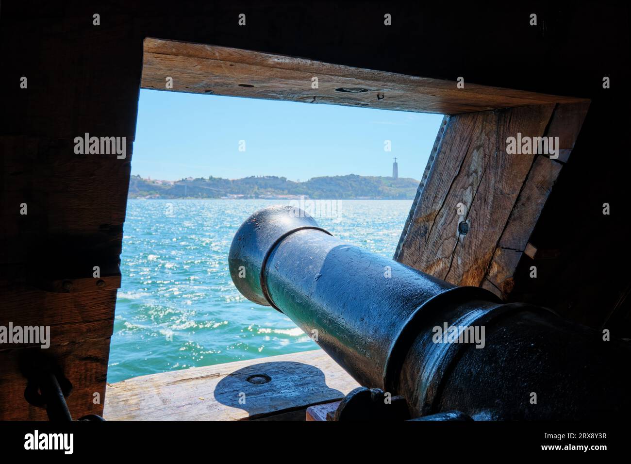 Vue hors d'un port de canon dans la coque du navire sur le pont de canon au-dessus de la muselière du canon à canon Banque D'Images