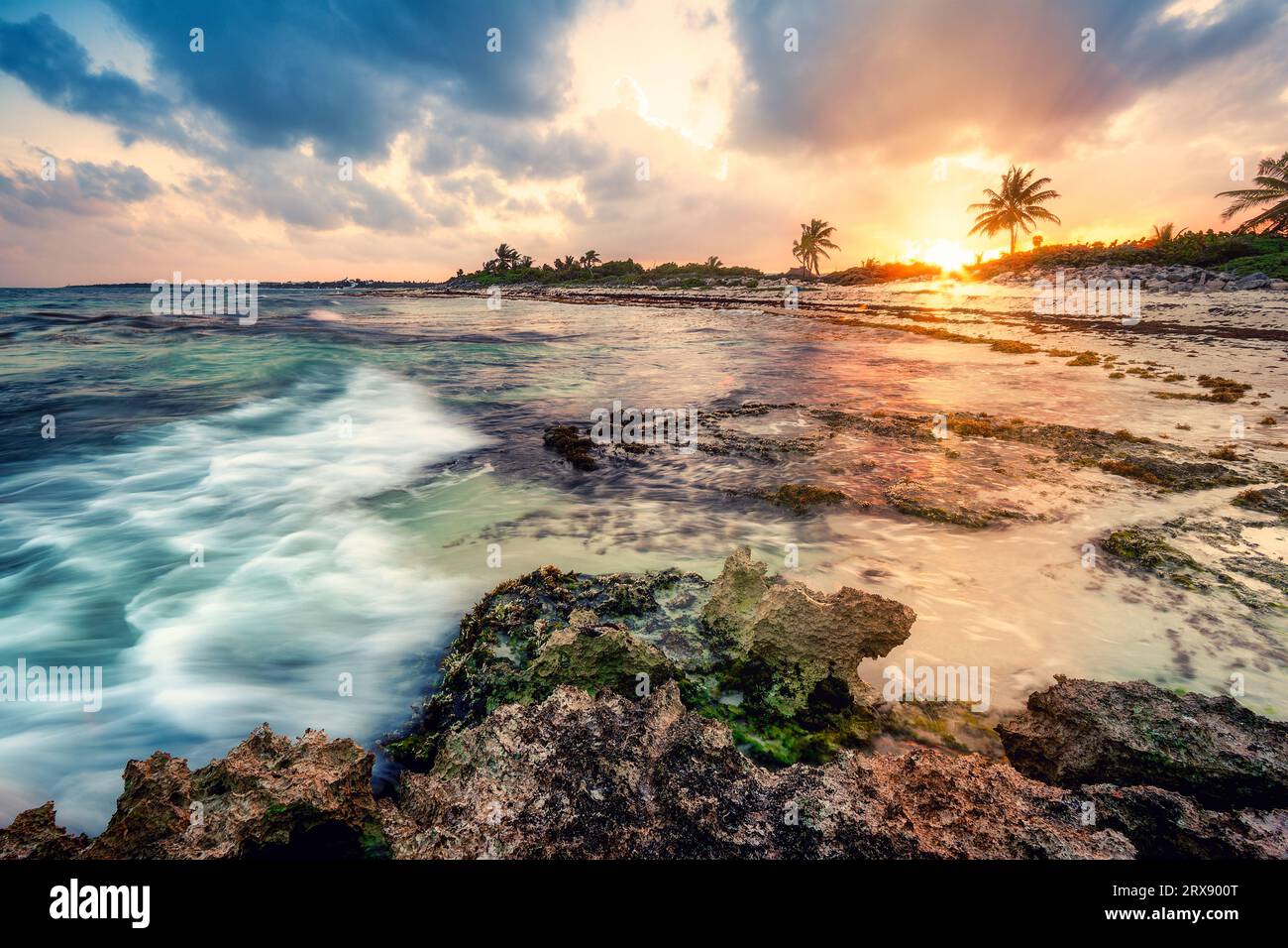 Coucher de soleil des Caraïbes près de Playa del Carmen Banque D'Images