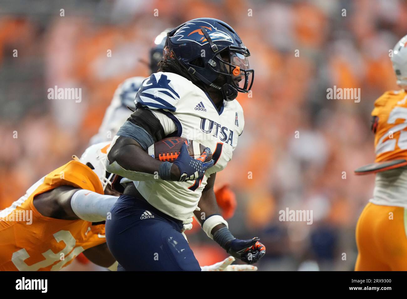 September 23, 2023: Kevorian Barnes #4 of the UTSA Roadrunners runs the ball during the NCAA football game between the University of Tennessee Volunteers and the University of Texas at San Antonio Roadrunners at Neyland Stadium in Knoxville TN Tim Gangloff/CSM (Credit Image: © Tim Gangloff/Cal Sport Media) (Cal Sport Media via AP Images) Banque D'Images