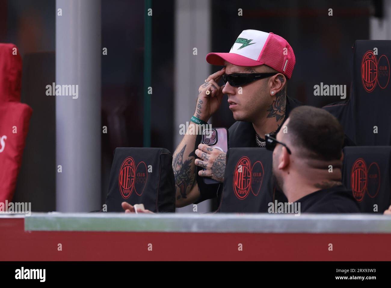 Milan, Italie. 23 septembre 2023. Le rappeur italien et producteur de disques Lazza ( Jacopo Lazzarini ) regarde pendant le match de Serie A à Giuseppe Meazza, Milan. Le crédit photo devrait se lire : Jonathan Moscrop/Sportimage crédit : Sportimage Ltd/Alamy Live News Banque D'Images