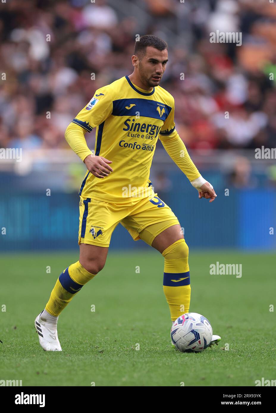 Milan, Italie. 23 septembre 2023. Federico Bonazzoli de Hellas Verona lors du match de Serie A à Giuseppe Meazza, Milan. Le crédit photo devrait se lire : Jonathan Moscrop/Sportimage crédit : Sportimage Ltd/Alamy Live News Banque D'Images