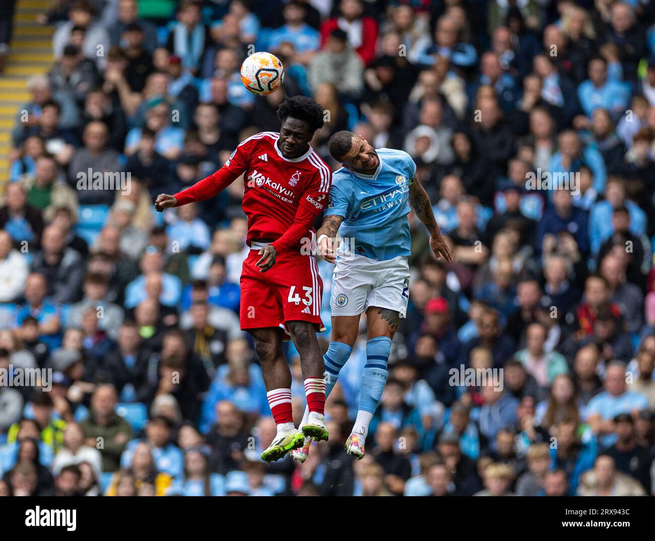 Manchester, Royaume-Uni. 24 septembre 2023. Ola Aina (L) de Nottingham Forest défie pour une tête avec Kyle Walker de Manchester City lors du match de Premier League anglaise entre Manchester City et Nottingham Forest à Manchester, en Grande-Bretagne, le 23 septembre 2023. Crédit : Xinhua/Alamy Live News Banque D'Images