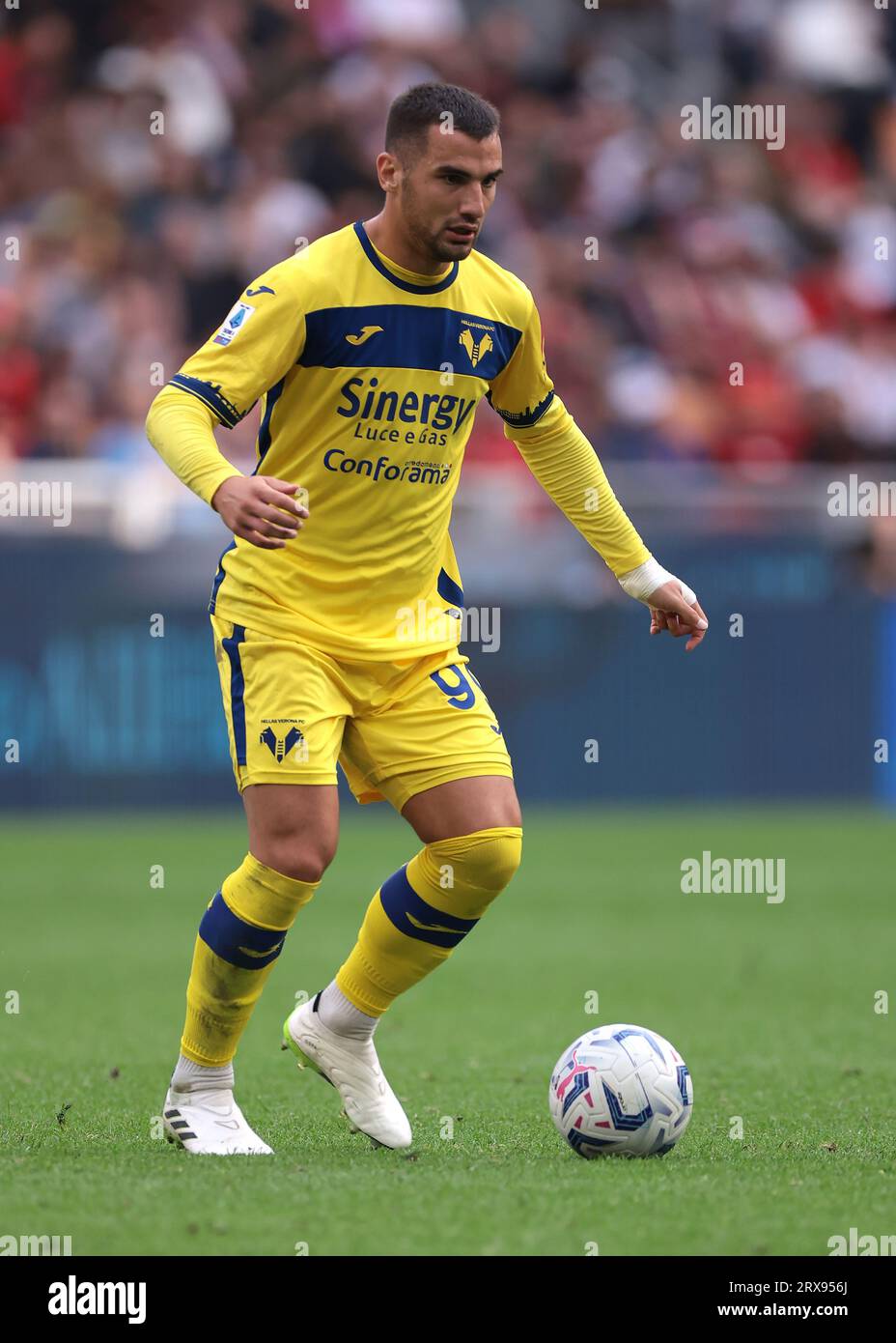 Milan, Italie. 23 septembre 2023. Federico Bonazzoli de Hellas Verona lors du match de Serie A à Giuseppe Meazza, Milan. Le crédit photo devrait se lire : Jonathan Moscrop/Sportimage crédit : Sportimage Ltd/Alamy Live News Banque D'Images