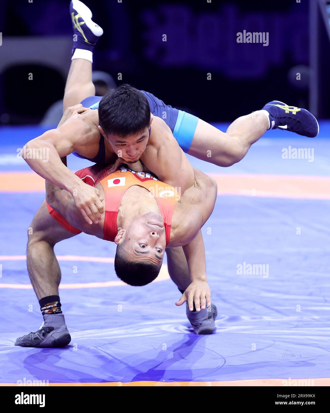 Belgrade, Serbie. 23 septembre 2023. Le Japonais Fumita Kenichiro (Down) et le Kirghizstan Zholaman Sharshenbekov s'affrontent lors de leur match pour la médaille d'or dans la catégorie gréco-romaine des 60 kg aux Championnats du monde de lutte à Belgrade, Serbie, le 23 septembre 2023. Crédit : Predrag Milosavljevic/Xinhua/Alamy Live News Banque D'Images