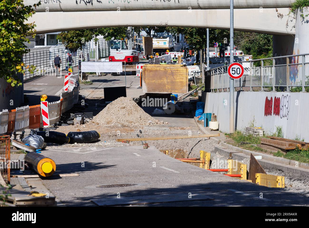 Freiburg, Allemagne. 20 septembre 2023. Coffrage d'étaiement dans une tranchée pour canalisations de chauffage urbain. Badenova AG étend actuellement le réseau de chauffage urbain à Fribourg. (À dpa 'Fribourg entre dans la géothermie profonde pour le redressement de la chaleur') crédit : Philipp von Ditfurth/dpa/Alamy Live News Banque D'Images