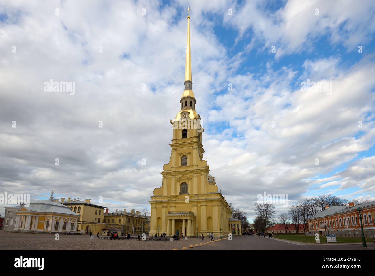 SAINT-PÉTERSBOURG, RUSSIE - 03 MAI 2017 : Cathédrale Pierre et Paul dans la soirée nuageuse de mai Banque D'Images