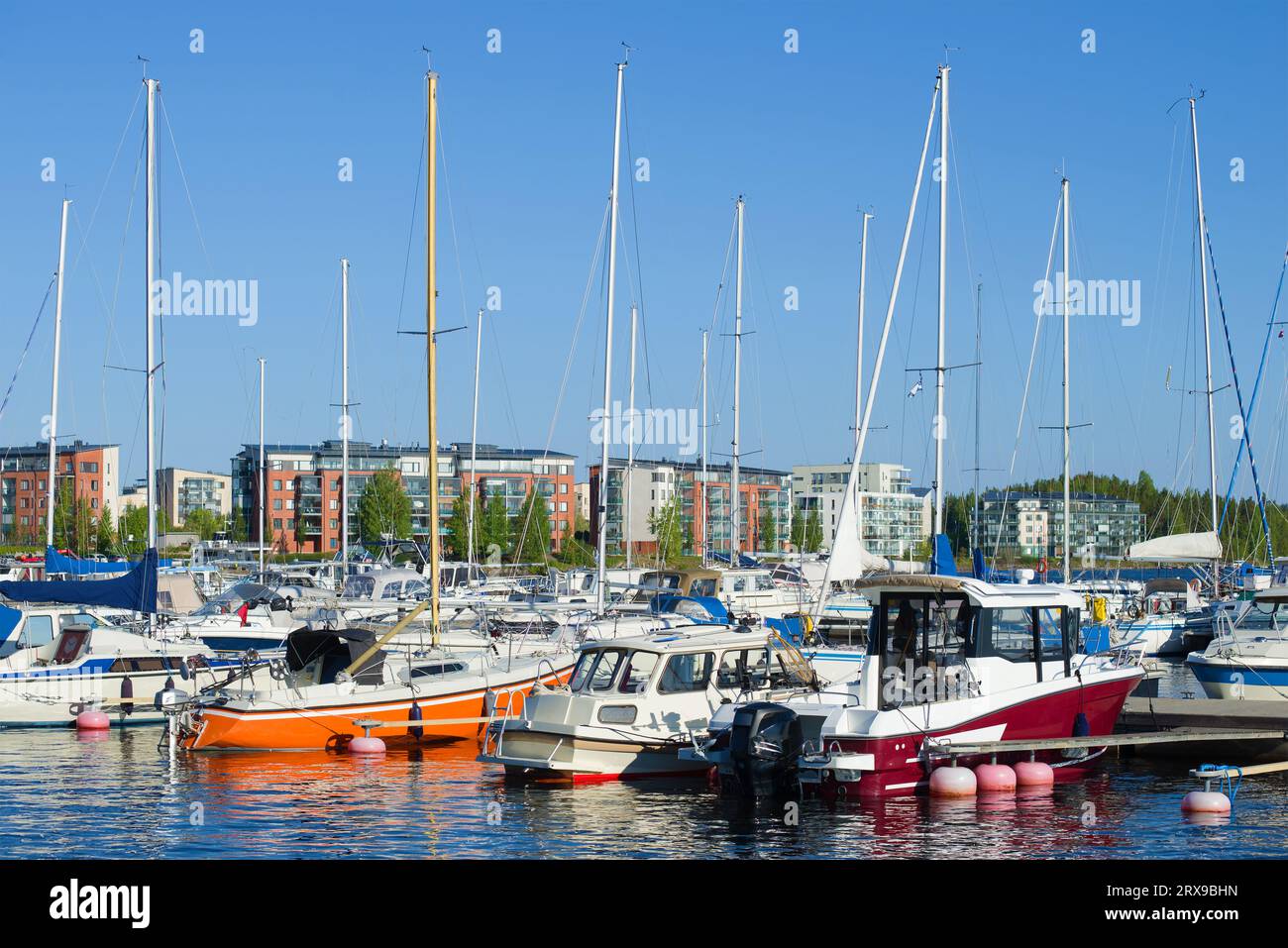 LAPPEENRANTA, FINLANDE - 04 JUIN 2017 : un grand marin sur le lac Saimaa un fond de maisons résidentielles modernes Banque D'Images