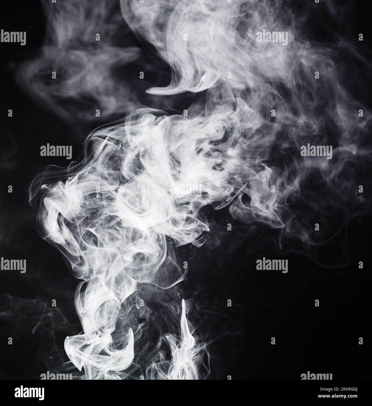 VAPE, motif blanc et fumée sur fond noir avec texture, maquette et art abstrait ou design de gaz créatif. Nuage de cigarette, fumée et brouillard dedans Banque D'Images