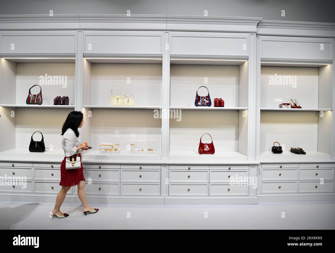 Milan, Italie. 23 septembre 2023. Un visiteur regarde les créations des collections Gucci Printemps/été 2024 pour femmes lors de l'événement sur le thème de la semaine de la mode de Milan à Milan, Italie, le 23 septembre 2023. Crédit : Jin Mamengni/Xinhua/Alamy Live News Banque D'Images