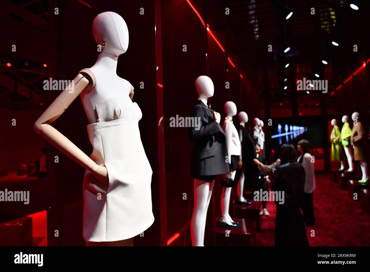 Milan, Italie. 23 septembre 2023. Les gens regardent les créations des collections Gucci Printemps/été 2024 pour femmes lors de l'événement sur le thème de la semaine de la mode de Milan à Milan, Italie, le 23 septembre 2023. Crédit : Jin Mamengni/Xinhua/Alamy Live News Banque D'Images