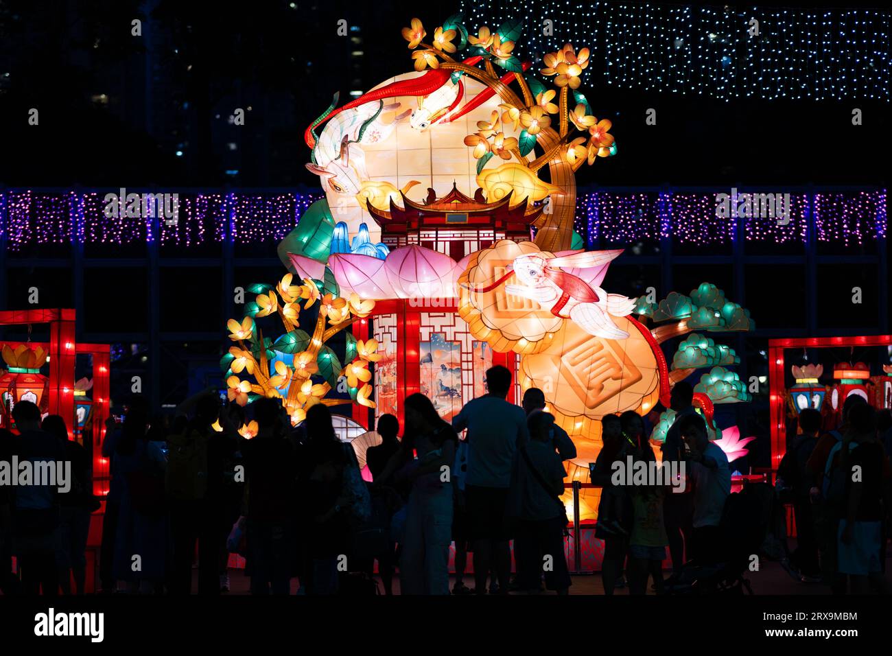 Hong Kong, Chine. 23 septembre 2023. Les gens visitent une foire de lanternes de la mi-automne au parc Victoria à Hong Kong, dans le sud de la Chine, le 23 septembre 2023. Crédit : Zhu Wei/Xinhua/Alamy Live News Banque D'Images