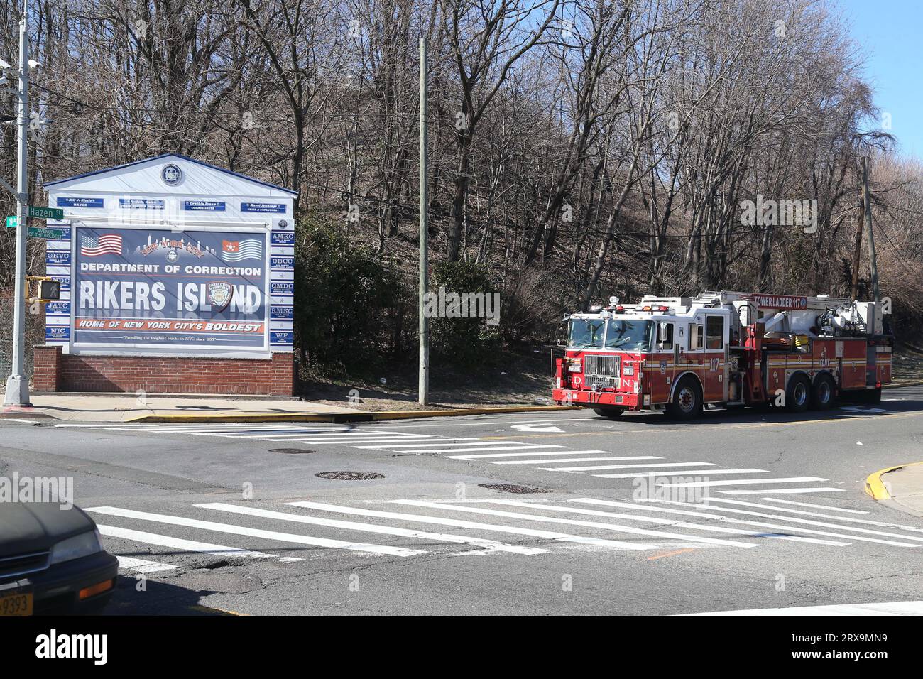 Mars, 23, 2019 - Un incendie a eu lieu dans un hangar iin Riker's Island prison. Le pompier Tower Ladder 117 quitte les installations. Banque D'Images