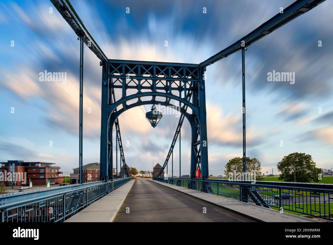 Pont Kaiser-Wilhelm au-dessus de l'EMS-Jade Kanal avec ciel dynamique, Wilhelmshaven, Allemagne Banque D'Images