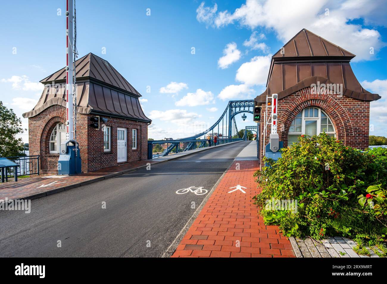 Vue sur le Kaiser-Wilhelm-Bridge au-dessus de l'EMS-Jade Kanal à Wilhelmshaven, Allemagne Banque D'Images