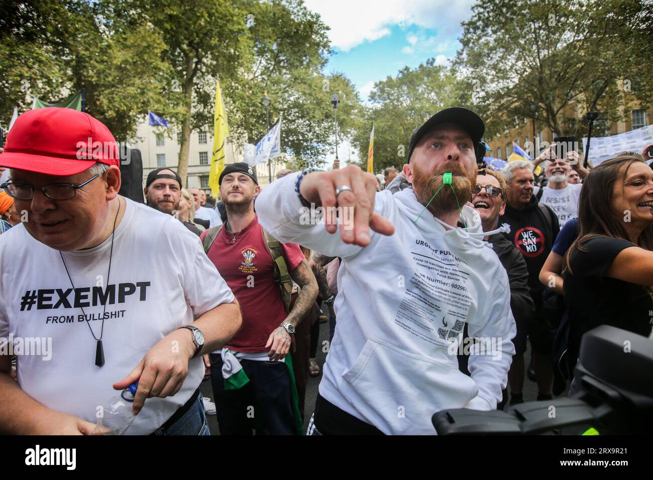 Londres, Royaume-Uni. 23 septembre 2023. Les manifestants lancent des balles de tennis avec des messages sur les portes de Downing Street. Ceux qui sont en désaccord avec la politique gouvernementale se réunissent pour dire clairement qu'ils ne respecteront aucune restriction future dans leur vie quotidienne. Ils disent non aux sociétés sans numéraire, aux zones à faibles émissions, aux vaccins non testés, aux verrouillages ou au masquage futurs, aux villes intelligentes et aux taxes vertes onéreuses. Crédit : SOPA Images Limited/Alamy Live News Banque D'Images