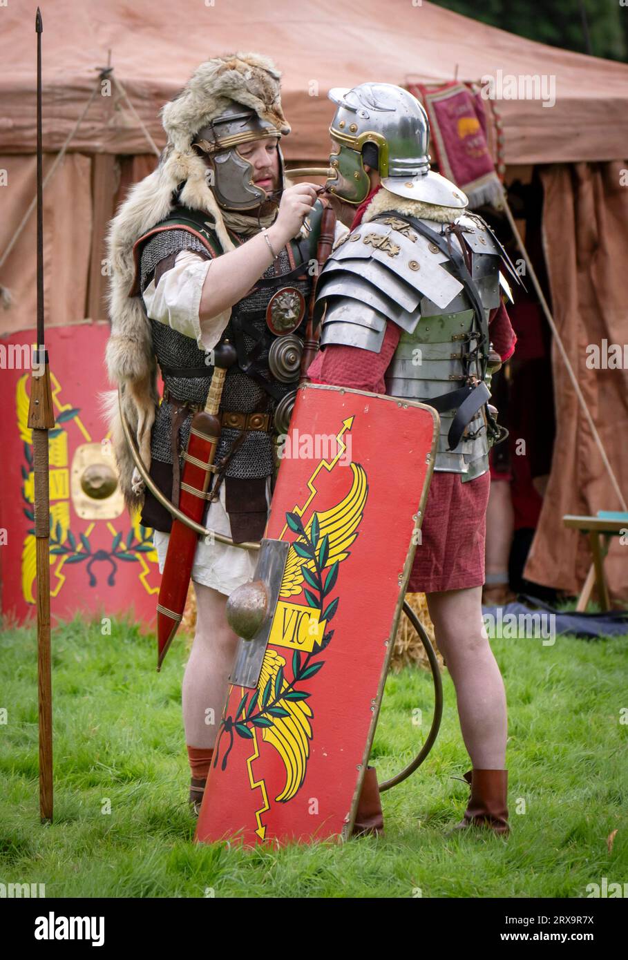 Membres du groupe de reconstitution Legio VI Victrix Eboracum lors du festival romain du Malton Museum à Malton, North Yorkshire. Date de la photo : Samedi 23 septembre 2023. Le festival comprend des démonstrations d'action en direct et des campements militaires qui montrent les changements dans l'équipement militaire et la vie romaine tout au long des 400 ans d'occupation romaine de Britannia. Banque D'Images