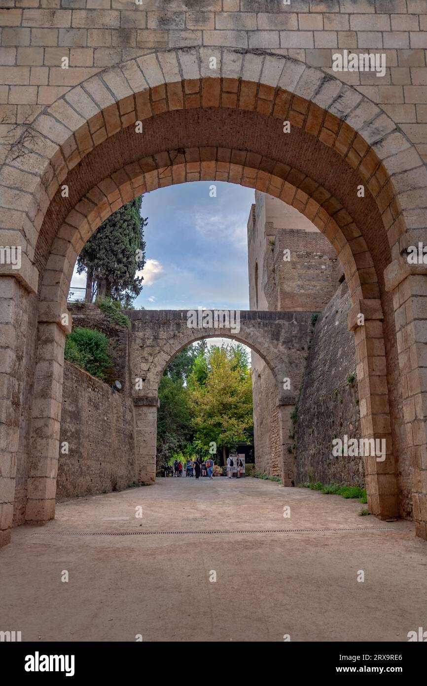 Alhambra de Granada. Palais et forteresse. Remparts, intérieurs, bâtiments, tours, cours d'une forteresse médiévale dans le style arabe et mauresque. Banque D'Images