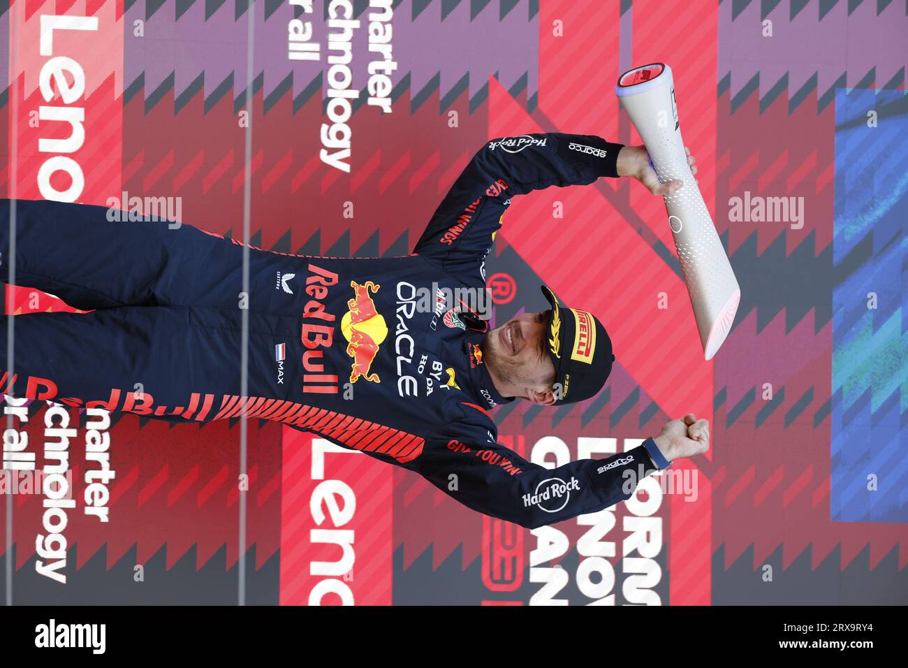 Suzuka, Japon. 24 septembre 2023. VERSTAPPEN Max (ned), Red Bull Racing RB19, célébration du portrait Red Bull Racing Constructor's Championship 2023 podium Trophée lors du Grand Prix du Japon Lenovo de Formule 1 2023, 16e manche du Championnat du monde de Formule 1 2023 du 22 au 24 septembre 2023 sur le Suzuka International Racing course, à Suzuka - photo DPPI crédit : DPPI Media/Alamy Live News Banque D'Images