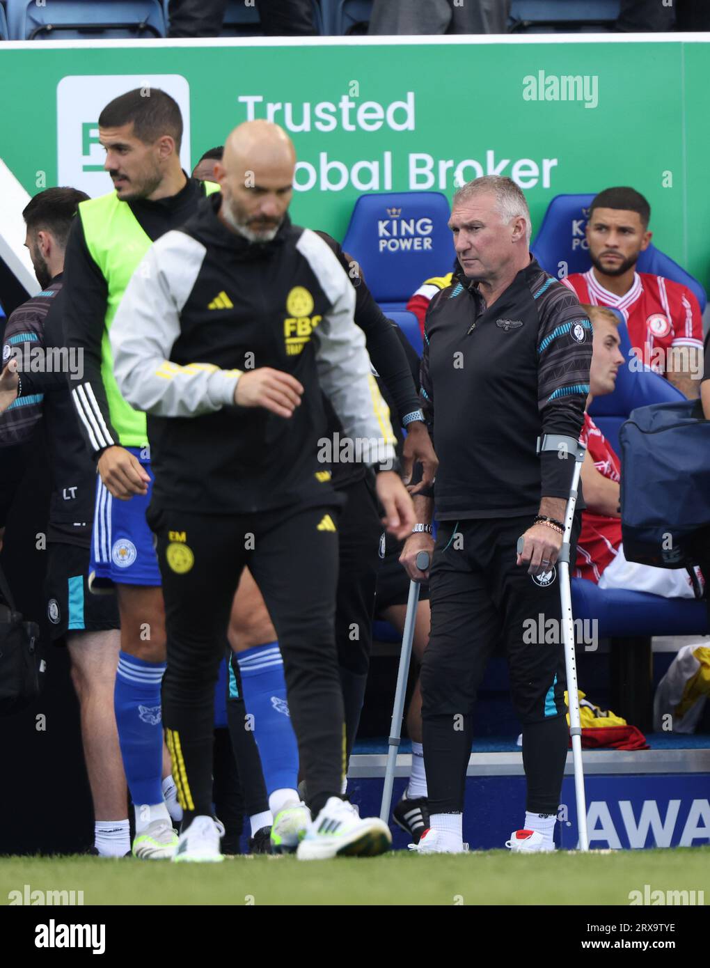 Leicester, Royaume-Uni. 23 septembre 2023. Neil Pearson sur béquilles comme Enzo Maresca (entraîneur de Leicester) se rend à l'arbitre après le match du championnat Leicester City contre Bristol City EPL, au King Power Stadium, Leicester, Royaume-Uni, le 23 septembre 2023. Crédit : Paul Marriott/Alamy Live News Banque D'Images