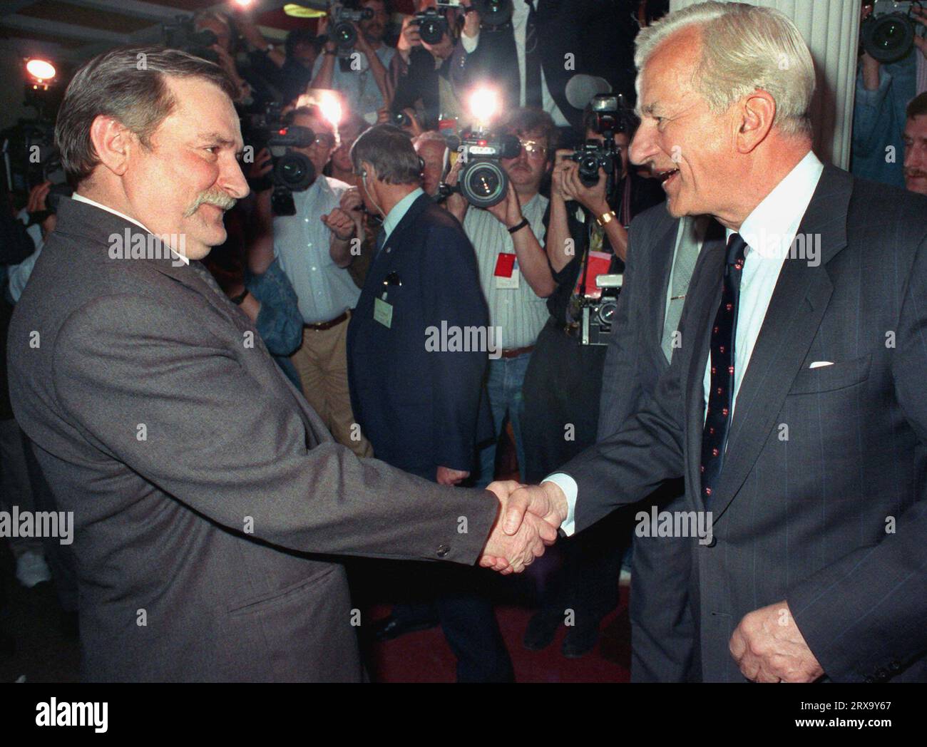 CLASSÉ - 03 mai 1990, Pologne, Dantzig : le président allemand Richard von Weizsäcker (à droite) rencontre le dirigeant syndical polonais Lech Walesa (à gauche) à Gdansk dans le cadre de son voyage de quatre jours en Pologne. Combattant de la liberté, lauréat du prix Nobel, président - rarement un électricien et un ouvrier de chantier naval peuvent regarder en arrière sur une vie aussi mouvementée que Lech Walesa. Ce vendredi (29 septembre), l’ancien dirigeant syndical a 80 ans. Inconfortable et belliqueux, il l'est resté jusqu'à ce jour. Photo : Roland Holschneider/dpa Banque D'Images