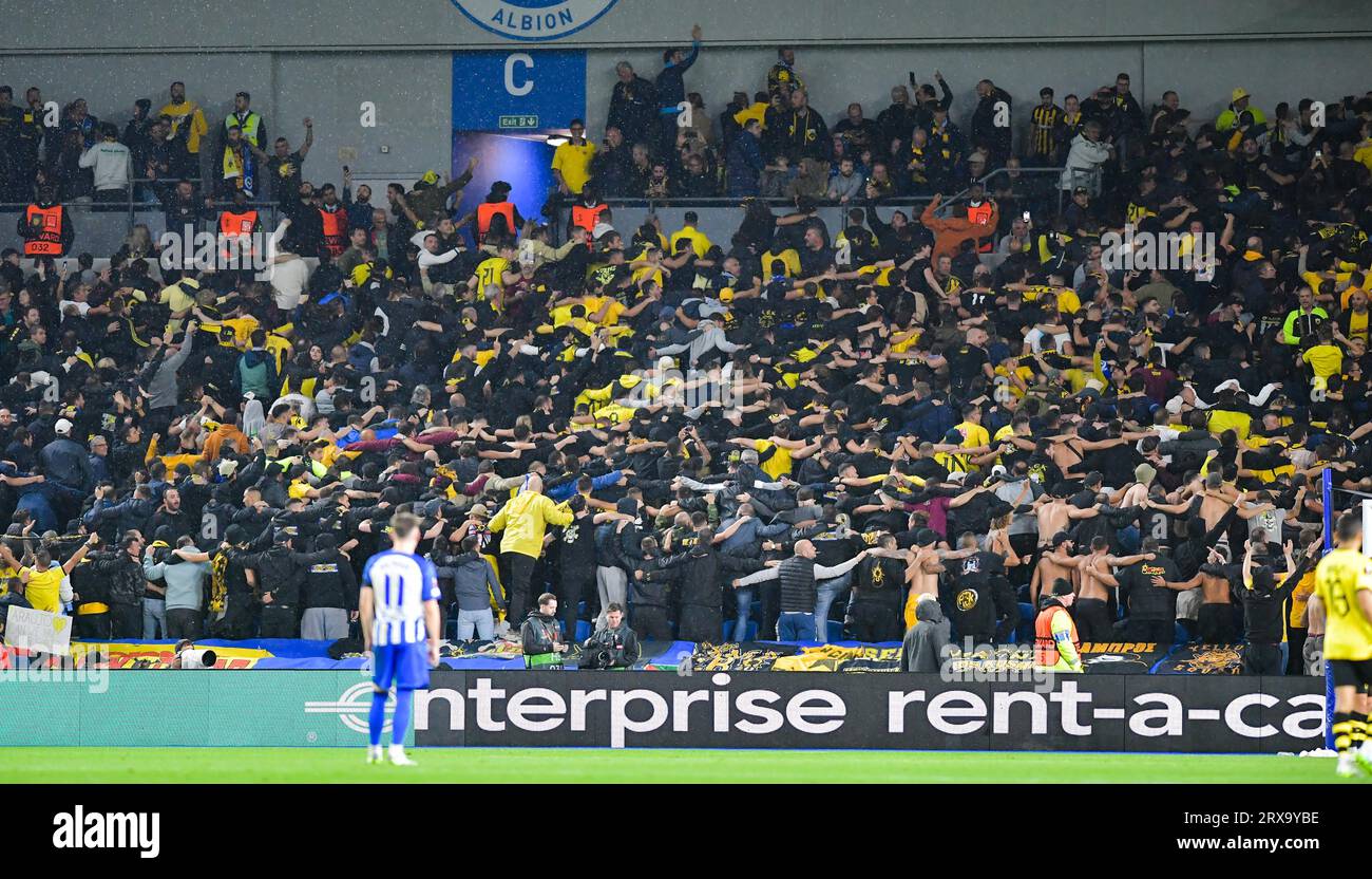 Supporters de l'AEK Athens lors du match de groupe de l'UEFA Europa League entre Brighton et Hove Albion et l'AEK Athens à l'American Express Stadium , Brighton , Royaume-Uni - 21 septembre 2023 - usage éditorial uniquement. Pas de merchandising. Pour les images de football des restrictions FA et Premier League s'appliquent inc. Aucune utilisation Internet/mobile sans licence FAPL - pour plus de détails contacter football Dataco Banque D'Images