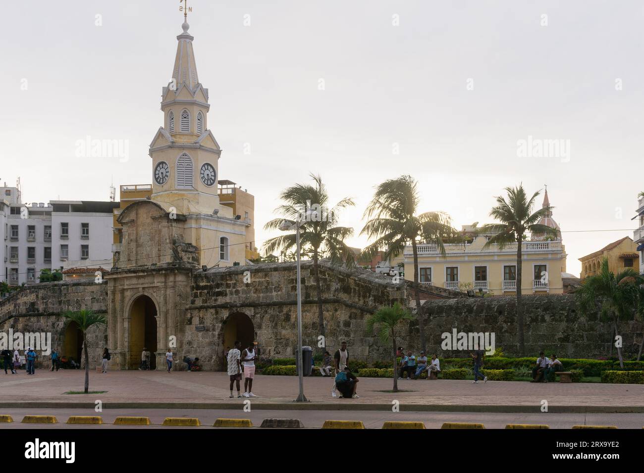 Cartagena, Colombie - vue de la tour de l'horloge (Torre del Reloj) à l'extérieur des remparts de la vieille ville. Banque D'Images