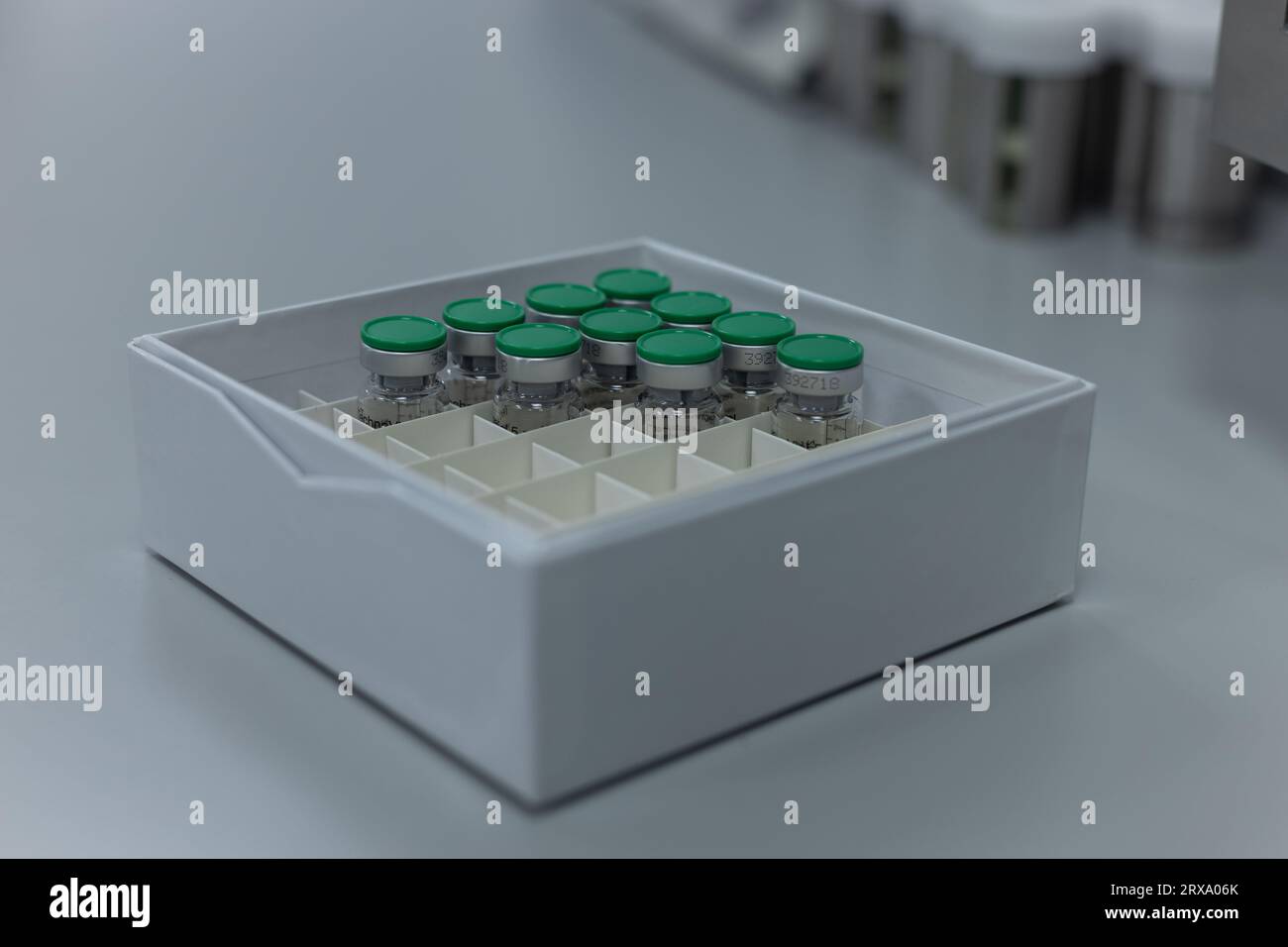 Equipements pour laboratoires spécialisés de médecine nucléaire médicale. Ampoules, capsules de protection, dosimètres, flacons, seringues. Banque D'Images