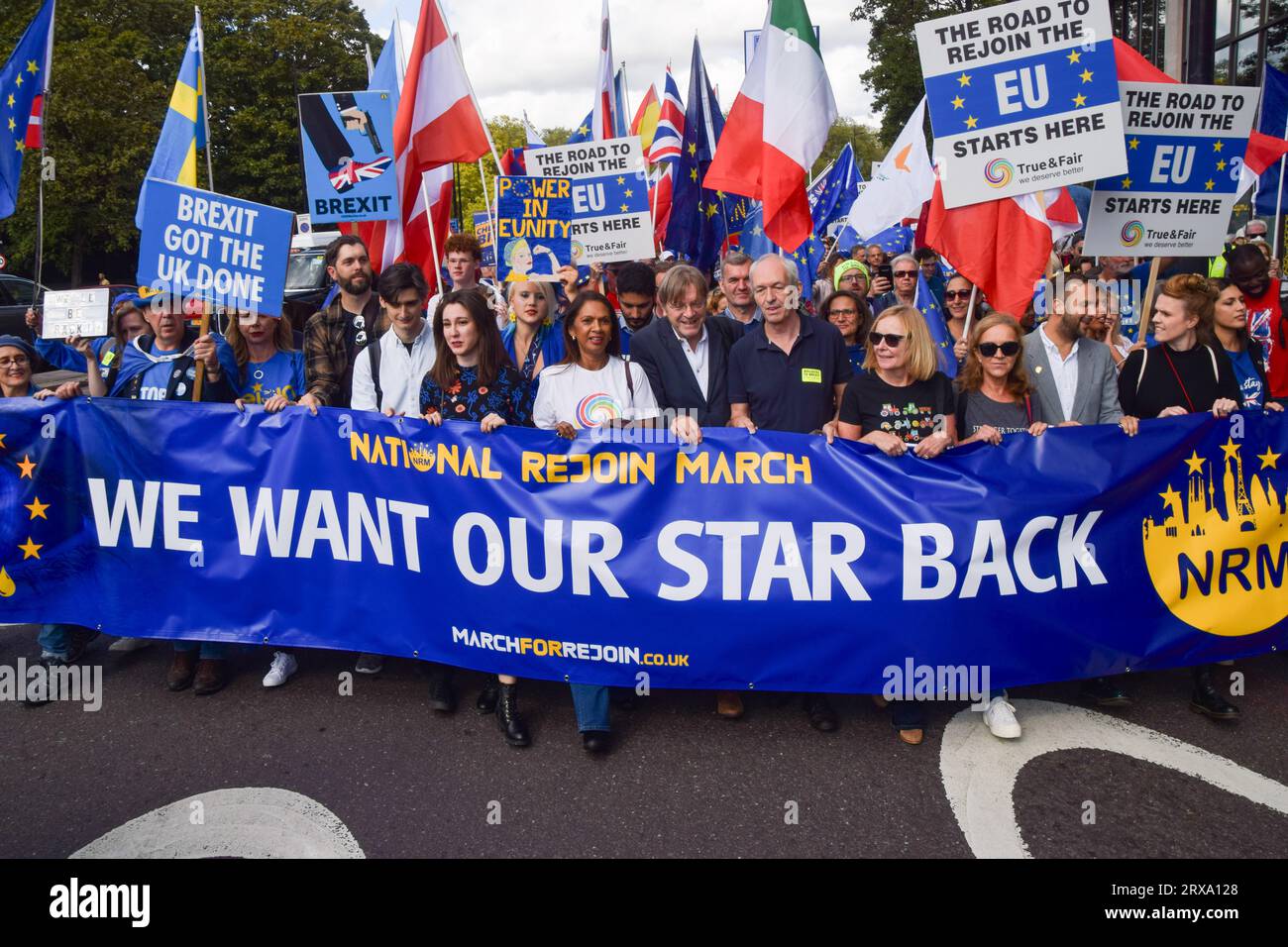 Londres, Angleterre, Royaume-Uni. 23 septembre 2023. La militante anti-Brexit GINA MILLER et l'ancien Premier ministre belge et coordinateur du Brexit au Parlement européen GUY VERHOFSTADT participent à la marche. Des milliers de manifestants anti-Brexit ont pris part à la marche nationale de réintégration dans le centre de Londres pour exiger que le Royaume-Uni rejoigne l’UE. (Image de crédit : © Vuk Valcic/ZUMA Press Wire) USAGE ÉDITORIAL SEULEMENT! Non destiné à UN USAGE commercial ! Banque D'Images