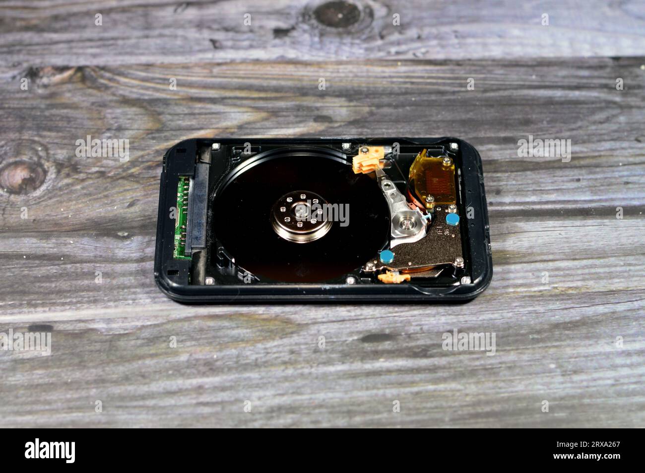 Ordinateur portable mémoire de stockage de disque dur de 2,5 pouces, réparation de la partie cassée de l'ordinateur, une vue rapprochée d'un disque dur ouvert avec plateaux, broche, actionneur et Banque D'Images