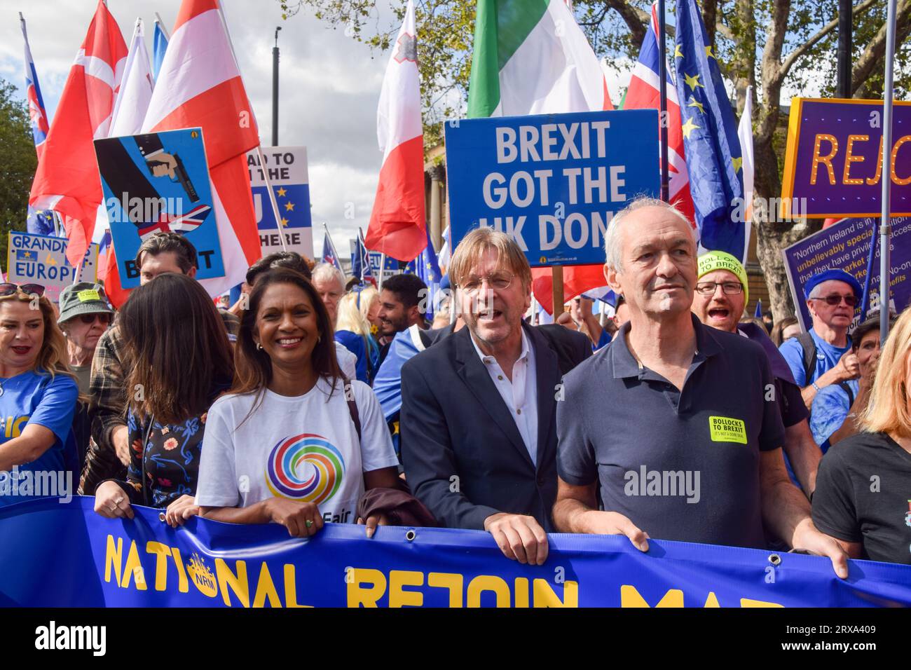 Londres, Royaume-Uni. 23 septembre 2023. G-D : la militante anti-Brexit Gina Miller, l’ancien Premier ministre belge et coordinateur du Brexit au Parlement européen Guy Verhofstadt et l’ancien eurodéputé Richard Corbett participent à la marche. Des milliers de manifestants anti-Brexit ont pris part à la marche nationale de réintégration dans le centre de Londres pour exiger que le Royaume-Uni rejoigne l’UE. Crédit : Vuk Valcic/Alamy Live News Banque D'Images