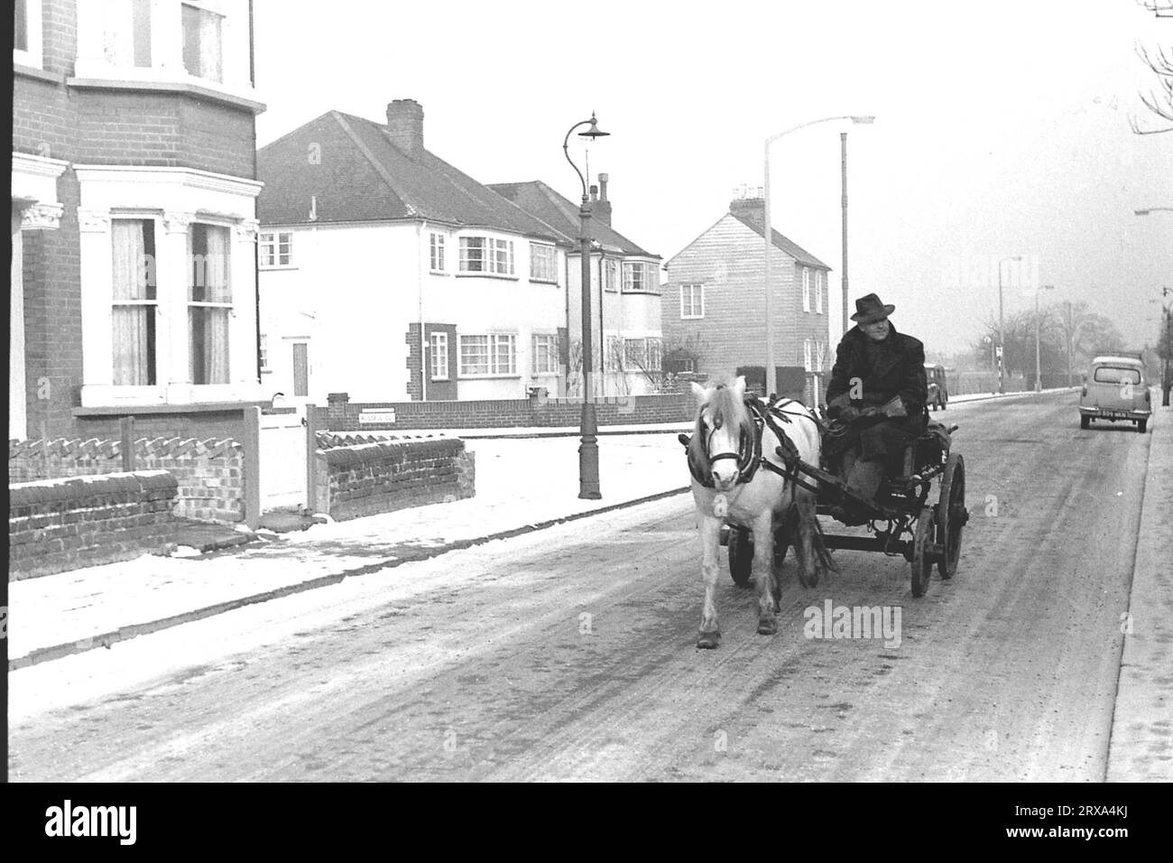 RAG et Bone Man sur Woolwich Road passant Russell Fermer Bexleyheath en hiver 1961 Banque D'Images