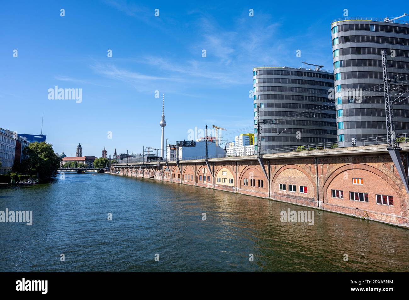 La rivière Spree à Berlin avec la célèbre tour de télévision à l'arrière Banque D'Images