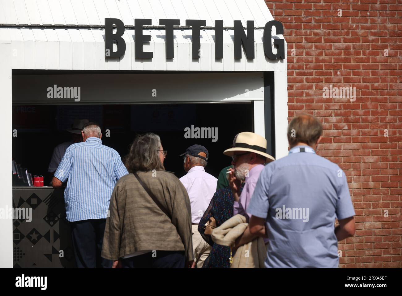 Vue générale d'un magasin de Paris à Goodwood Racecourse, Chichester, West Sussex, Royaume-Uni. Banque D'Images