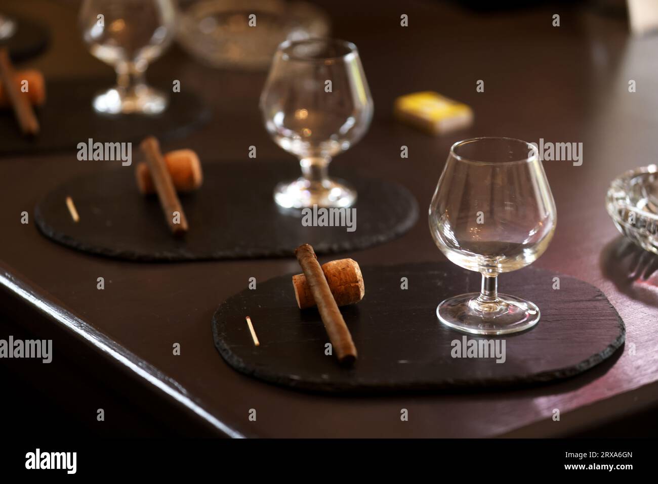 Cigares prêts pour une dégustation de whisky et de cigares dans le Kent, Royaume-Uni. Banque D'Images