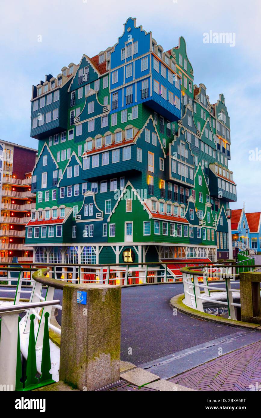 Célèbre développement Inverdan avec hôtel, hôtel de ville et théâtre à Zaandam, Hollande du Nord, pays-Bas Banque D'Images