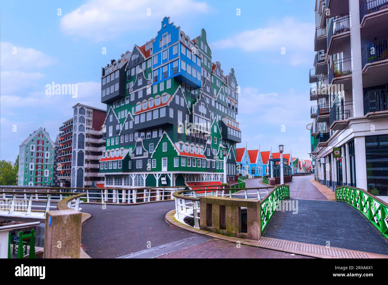 Célèbre développement Inverdan avec hôtel, hôtel de ville et théâtre à Zaandam, Hollande du Nord, pays-Bas Banque D'Images