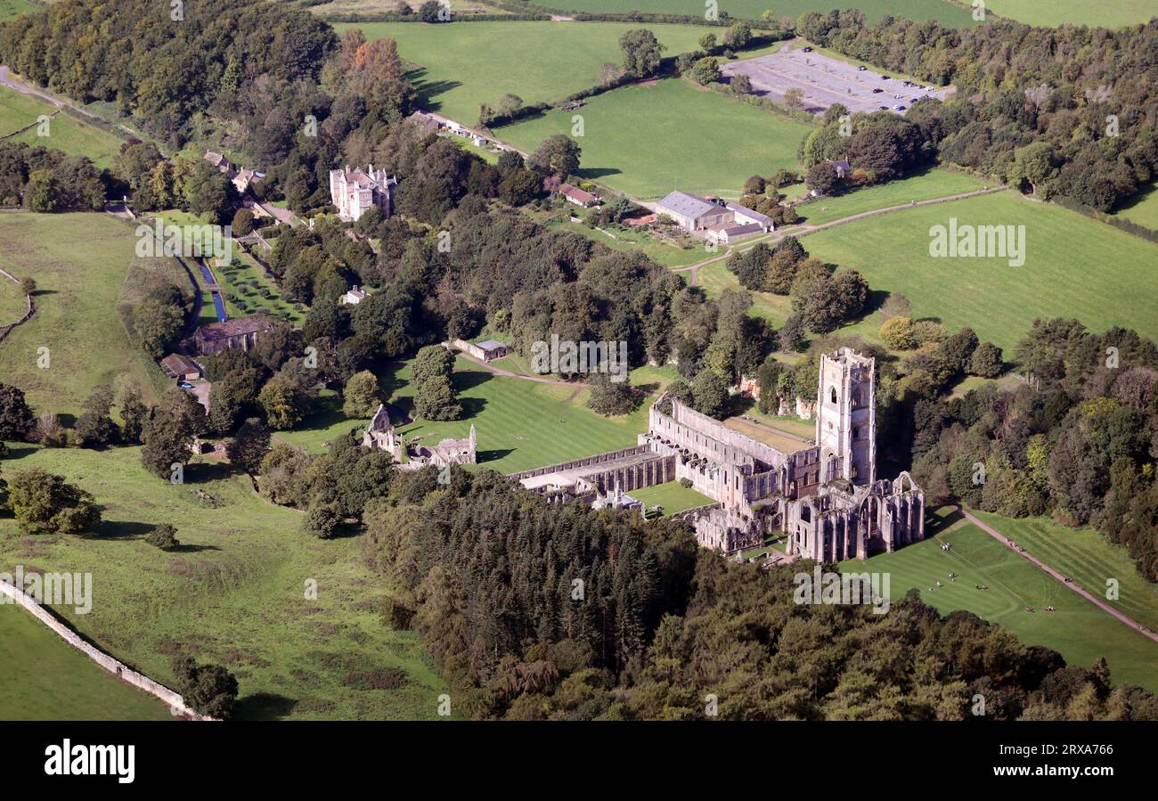 Vue aérienne de Fountains Abbey & Fountains Hall près de Ripon avec le centre d'accueil et le parking en arrière-plan Banque D'Images