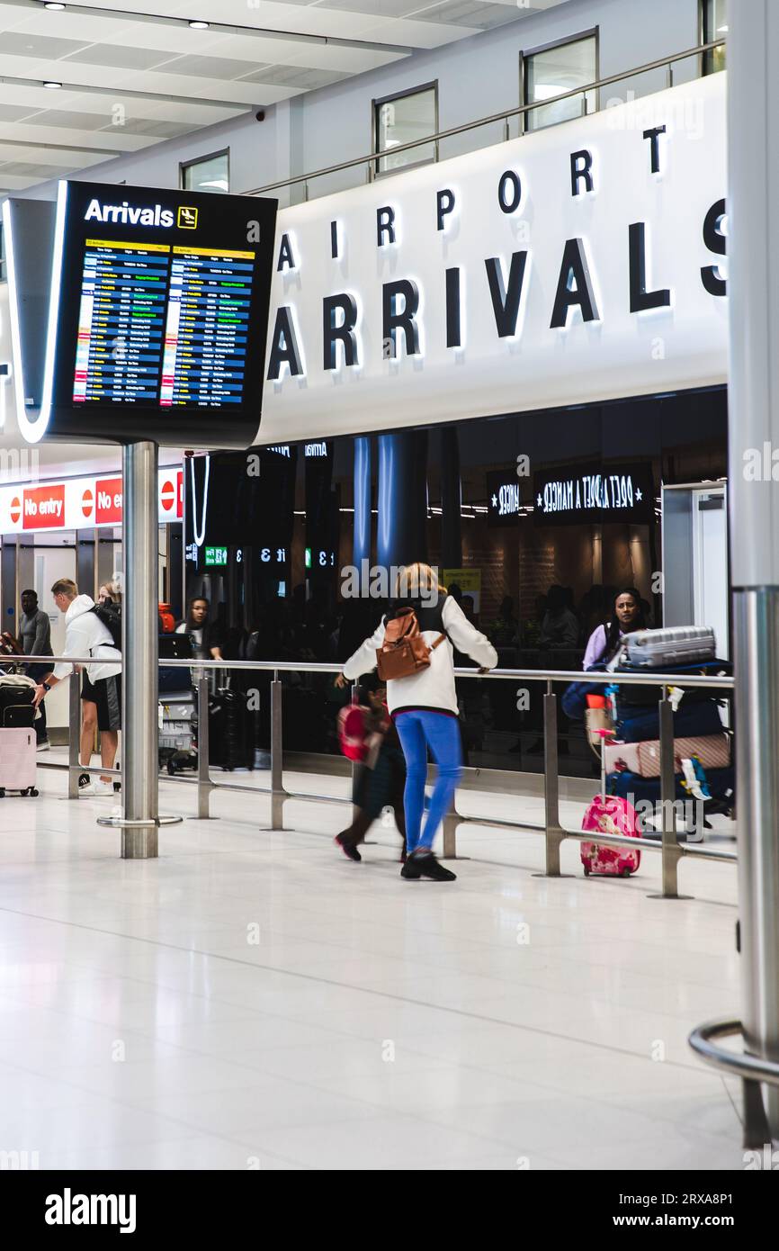 TERMINAL 2, AÉROPORT DE MANCHESTER, ROYAUME-UNI - 14 SEPTEMBRE 2023. Les familles et les personnes qui attendent leurs proches voyageant de l'étranger aux arrivées d'un aéroport Banque D'Images