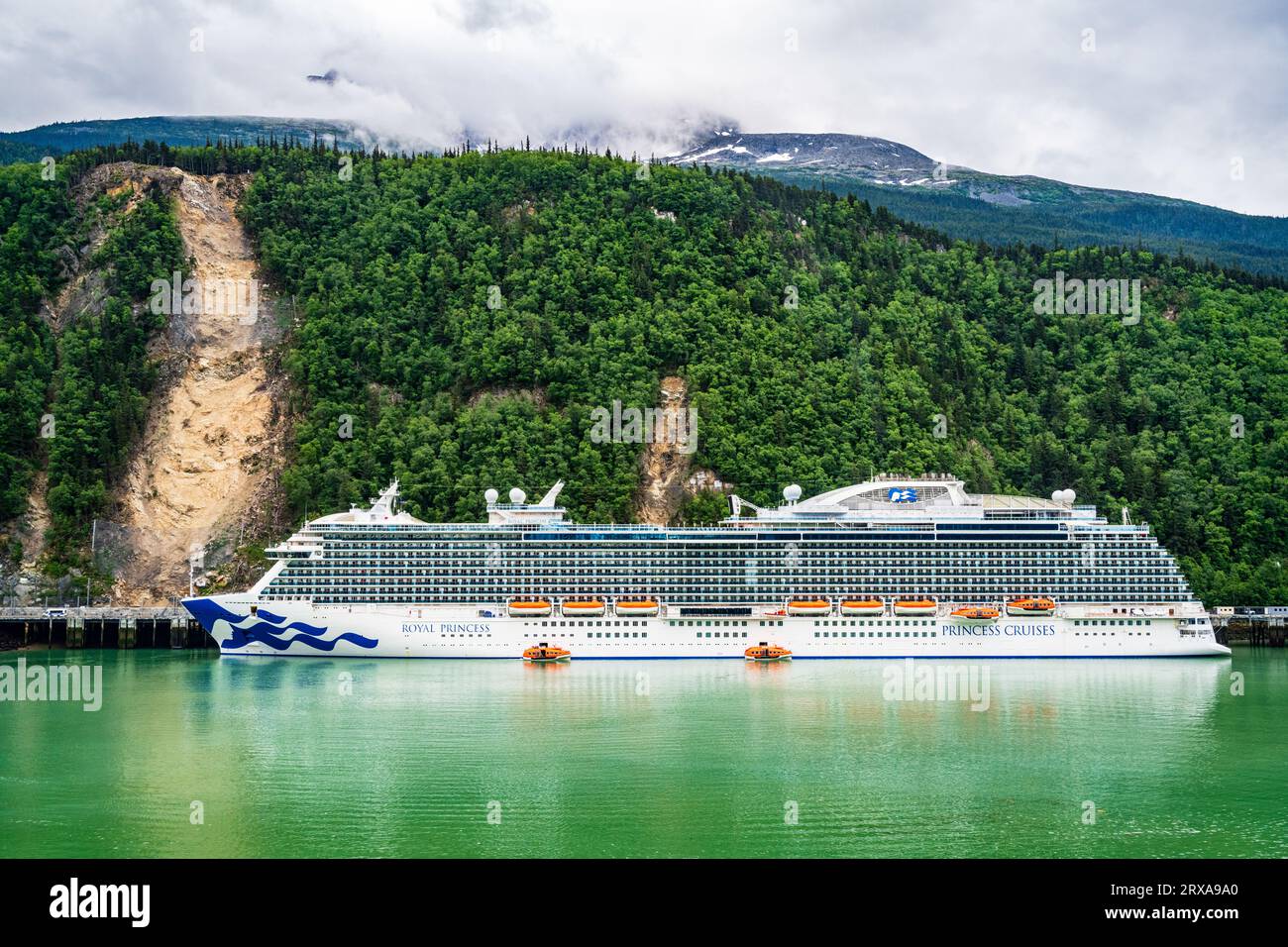 Le navire de croisière Royal Princess de Princess Cruises (2012), amarré à Skagway, Alaska. Banque D'Images